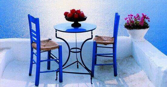 מרפסות יפות עיצוב מרפסת יוונית צמד כסאות עם שולחן כחול