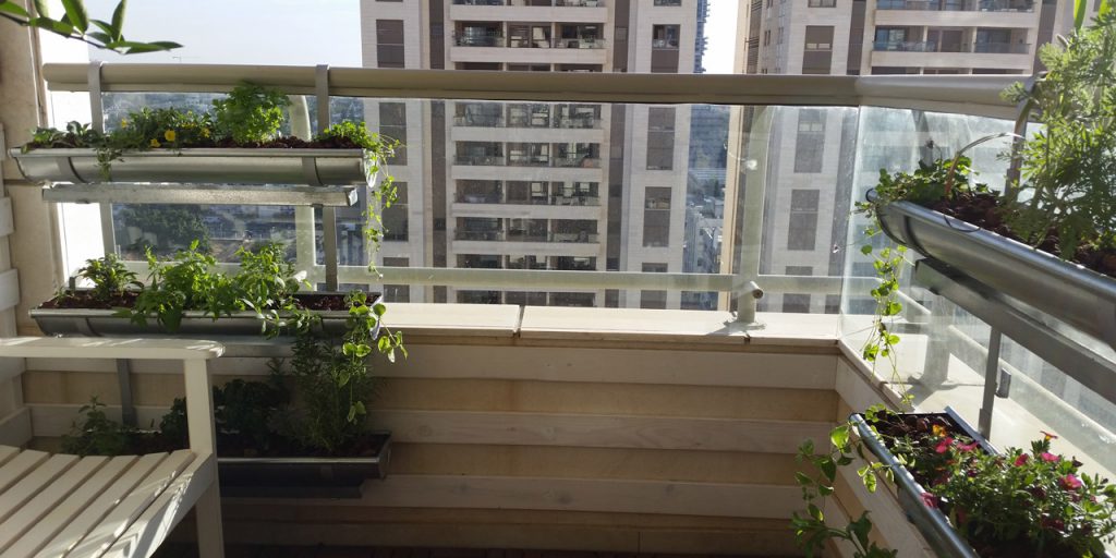 מרפסות יפות מעצבת מרפסת קטנה במגדל בתל אביב