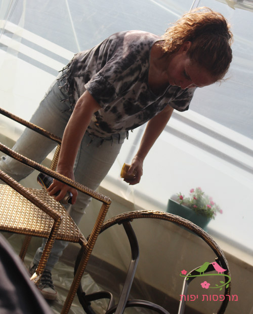 ענבר מעצבת מרפסות יפות מחדשת פינת ישיבה